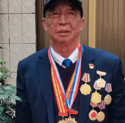 基层治理需要更多吴强忠式银发干部