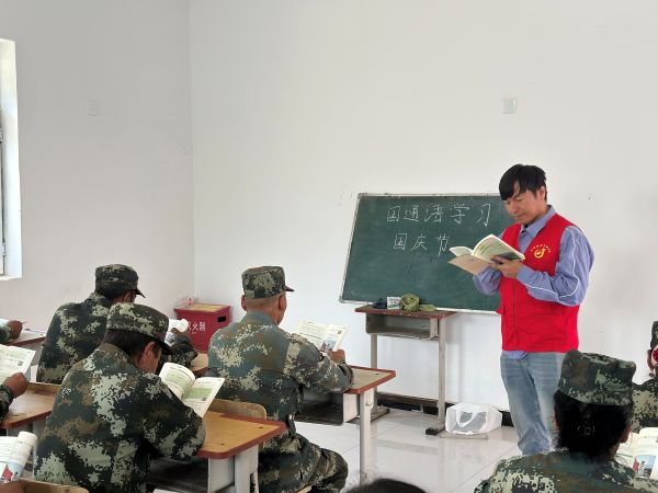 09031756892812969766.jpg 工作队队员苏里坦做国语教学.JPG