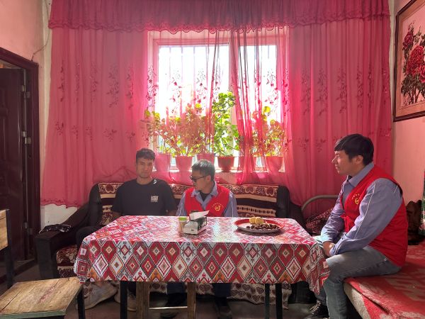 09031756892818702735.jpg 工作队在牧民家中与其交谈.JPG