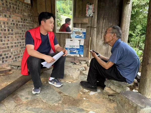 图为  向退役军人宣传相关优待政策现场（赖银美  摄）.jpg