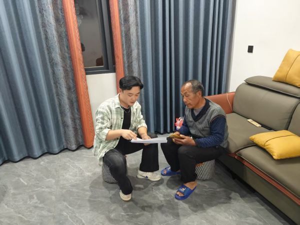 图为 走访退役军人讲解医疗政策现场（赖银美 摄）.jpg