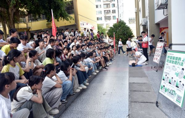 09041756985481757141.jpg 2025年9月3日,在贵州省黔东南苗族侗族自治州从江县第二民族中学,医护人员指导学生学习心肺复苏急救知识。.jpg