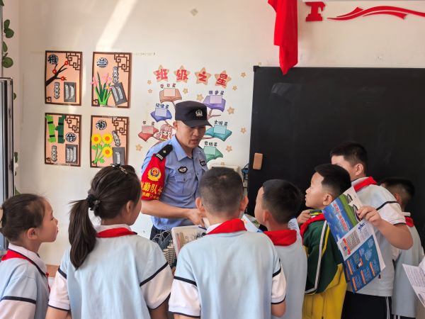 09051757070894848404.jpg 民警与学生进行有奖问答互动.jpg