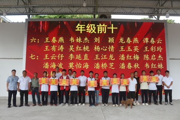 09051757071730204771.jpg 与获奖学生合影留念.JPG