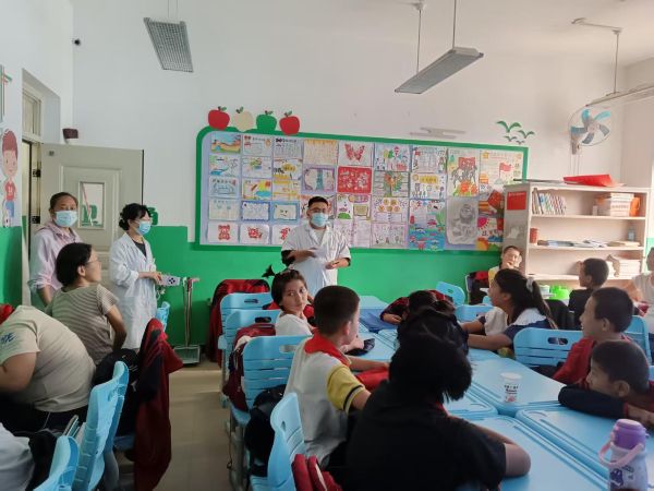 为学生讲解健康科普。罗梦君 摄.jpg