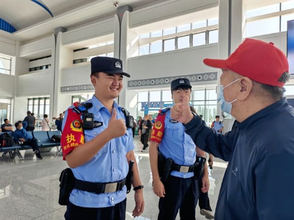 收到帮助的旅客为执勤民警“点赞”。——摄影胡杰.jpg