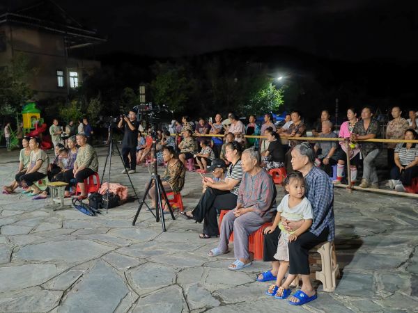 图为 群众观看双拥侗戏现场（陆远海 摄）.jpg