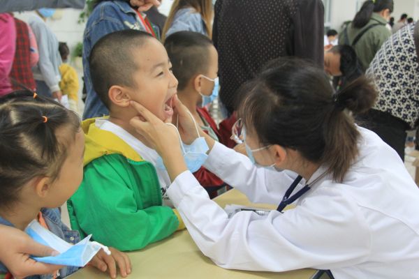 9月20日是第37个“全国爱牙日”。图为十二团医院口腔科联合团公共卫生科工作人员为秋季新入园的儿童进行爱牙日主题科普宣传义诊健康体检。.JPG