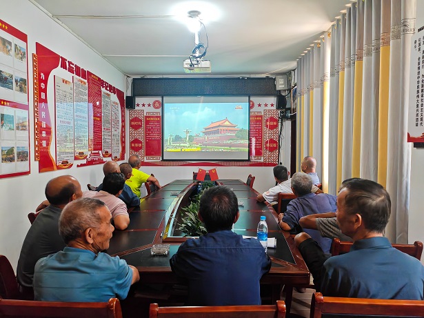 图为 斗里镇湾里村组织退役军人观看现场（许青青 摄）.jpg