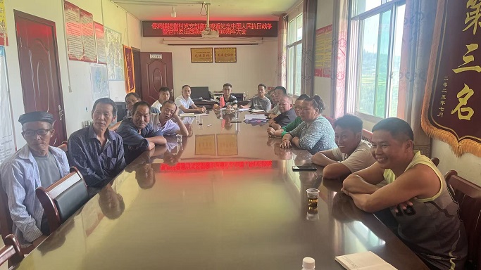 图为 停洞镇摆横村组织党员、退役军人观看直播现场（王晓进 摄）.jpg