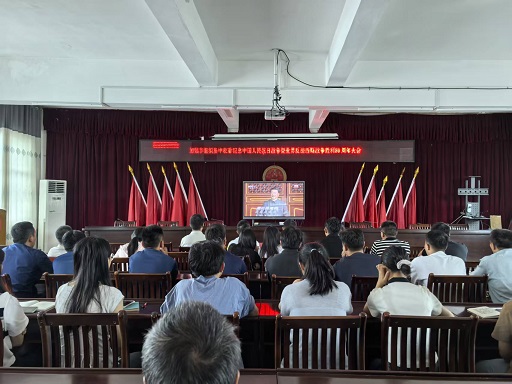 图为 加勉乡组织干部职工和退役军人观看大阅兵现场（赖银美 摄）.jpg