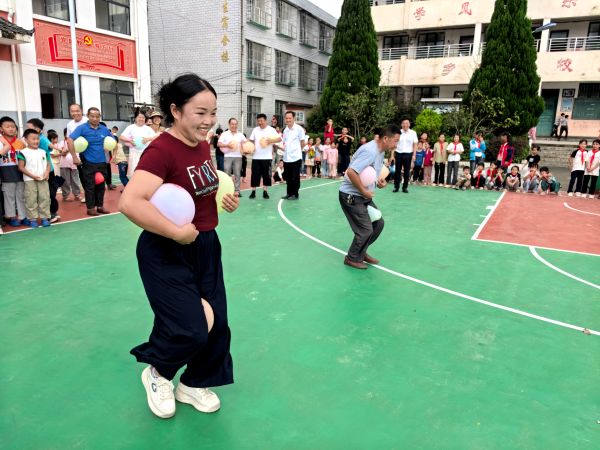 9月10日从江县东朗镇中心小学开展太空漫步游戏活动庆教师节活动.jpg
