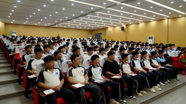 图为  学生认真聆听现场（陈大宇  摄）.JPG