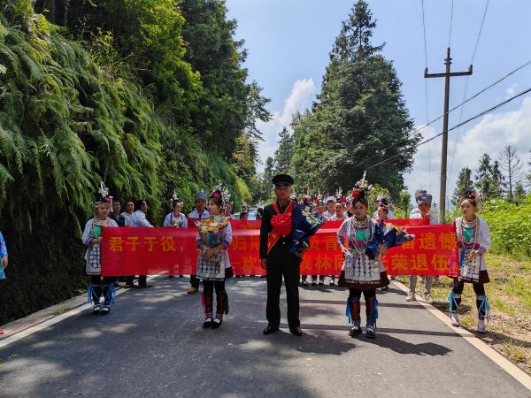 09111757594480997873.jpg 图为 迎接退役军人回家现场(梁美芝 摄).jpg