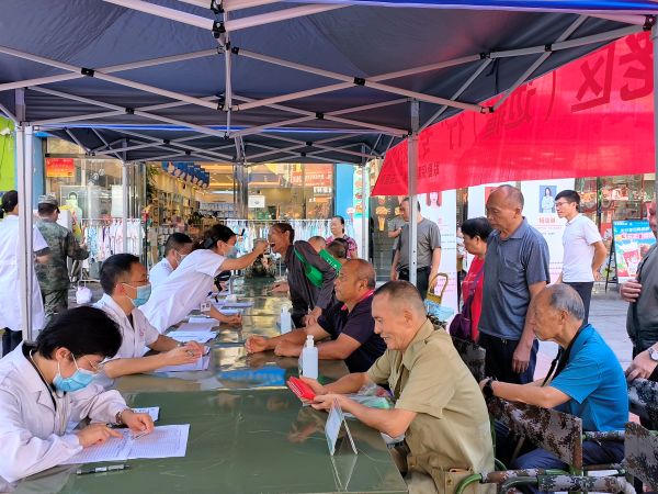 图为  排队待诊现场（鲁畅  摄）.jpg