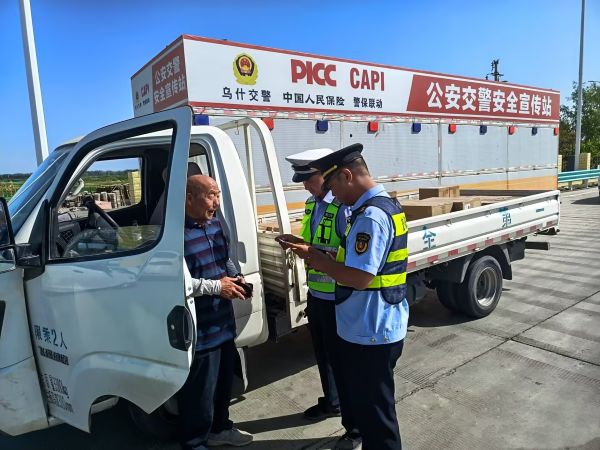 2025年9月17日，乌什执法大队联合乌什县交通运输局、乌什县交警大队在G219线阿合雅收费站开展“两客一危一货”专项联合执法检查行动 (1).jpg