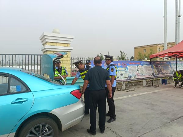 2025年9月17日，乌什执法大队联合乌什县交通运输局、乌什县交警大队在G219线阿合雅收费站开展“两客一危一货”专项联合执法检查行动 (2).jpg