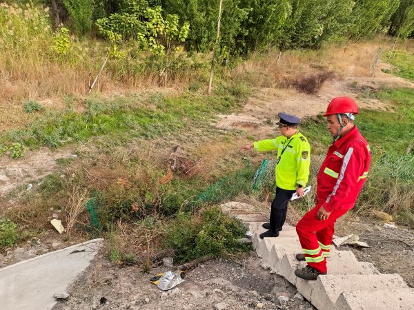 图片3：执法人员联合公路养护部门对公路边坡开展隐患排查.jpg