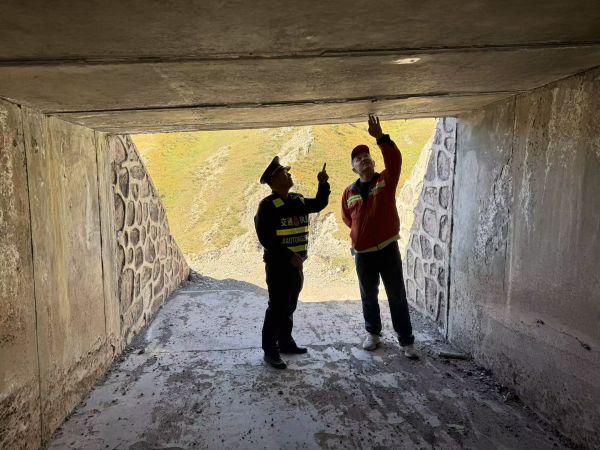 图片1：执法人员联合公路养护部门对公路桥梁开展隐患排查.jpg