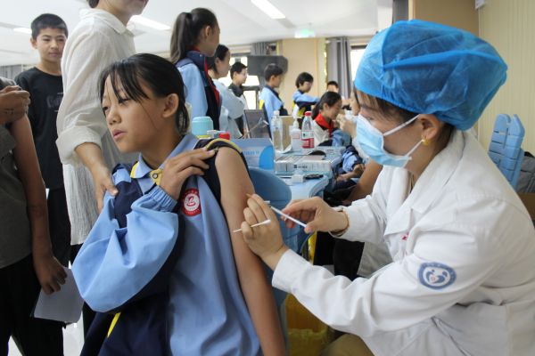 9月18日，图为十二团医院医务人员为小学生接种麻腮风疫苗。.JPG