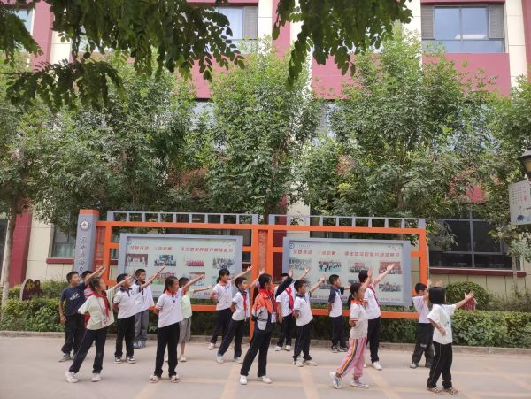 09191758288936845230.jpg 五年级学生晨读展照片.jpg