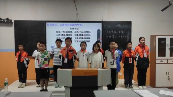 09191758288944307951.jpg 四年级学生在室内朗诵七律长征内容.jpg