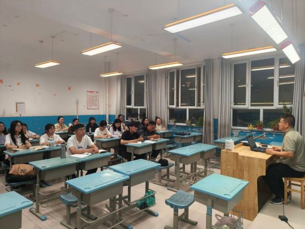 09191758291474503042.jpg 塔里木中学新教师听讲3.jpg