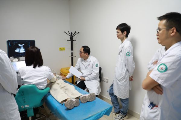 小古丽做超声检查。胡珺 摄.JPG