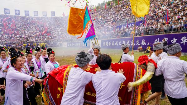 2025年9月20日，人们在贵州省从江县丙妹镇松学牛塘参加斗牛游塘仪式。 (2).jpg