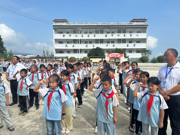 图为  全体学生宣誓（何倩  摄）.jpg