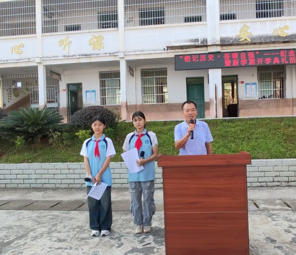 图为 乡关工委副主任、退休干部代学安宣讲（何倩 摄）.jpg