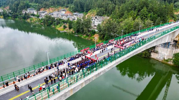 2025年9月22日，人们在贵州省黔东南苗族侗族自治州从江县下江镇参加孖温大桥建成通车典礼。 (4).jpg