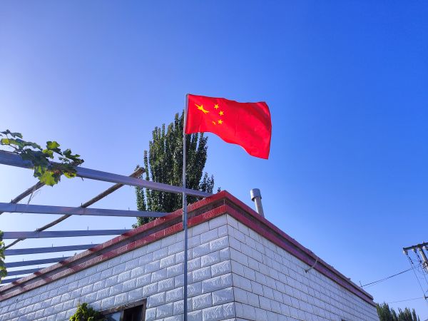 09241758716323199445.jpg 村民家五星红旗飘扬.jpg