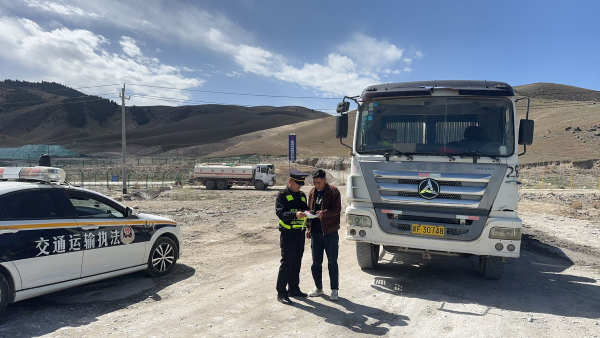 （执法人员对出场货运车辆进行现场检查).png