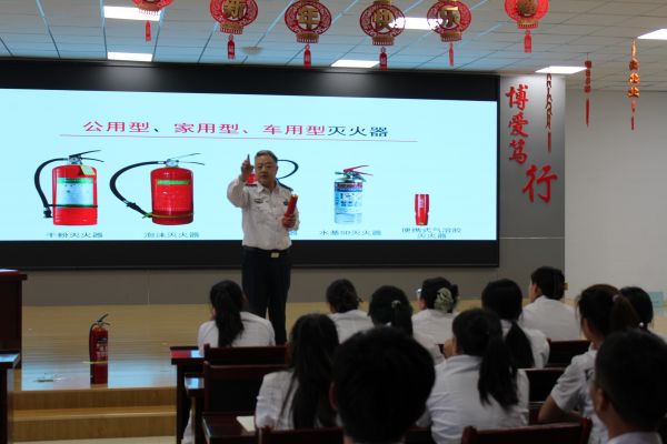 09261758887410766926.jpg 图为刘毅教官向医务人员讲解各种灭火器的使用方法。.JPG