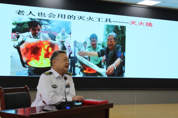 09261758887417989518.jpg 图为新疆中科民安消防公益宣教中心刘毅教官向医护人员讲解灭火毯的使用方法。.JPG