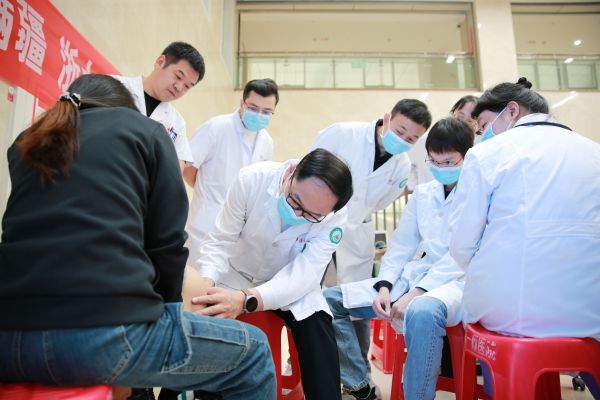 义诊现场。胡珺 摄.JPG