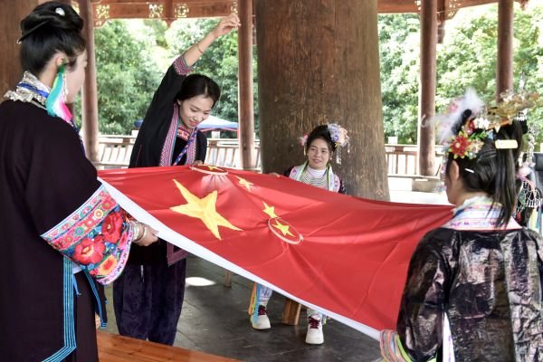 9月28日，非遗传承人绣娘在贵州省从江县北上鼓楼广场鼓楼内绣制五星红旗。3.jpg