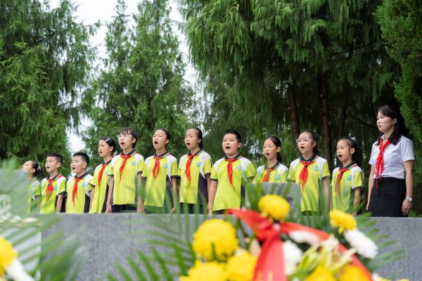 图为 少先队员献唱《我们是共产主义接班人》现场（韦阳慧 摄）.jpg