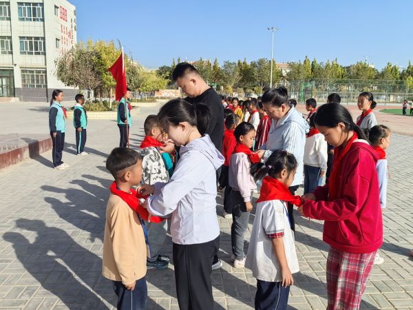 教师代表为新队员佩戴红领巾.jpg