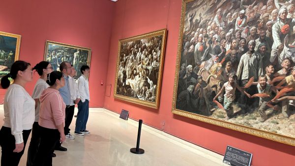 参观美术馆“光辉历程”主题展.jpg
