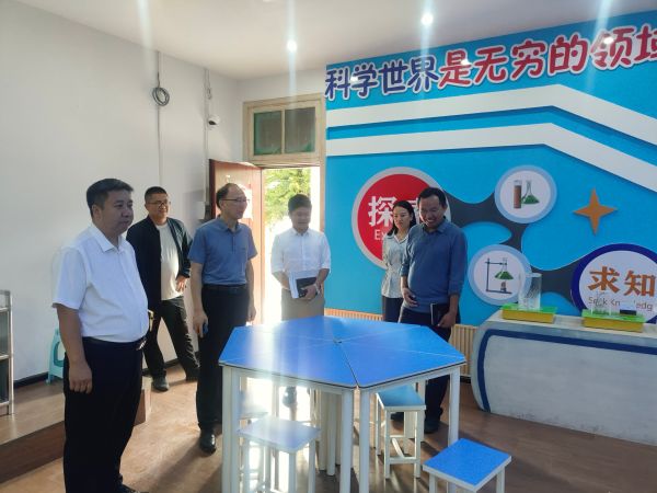 参观学校科普场馆.jpg