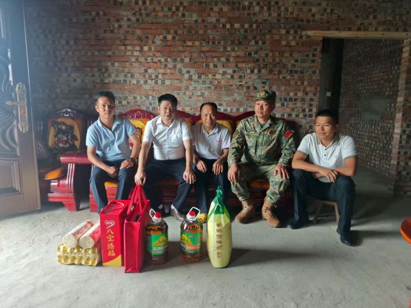 图为  赵光隆（右一）参加走访慰问现役军人家属现场.jpg