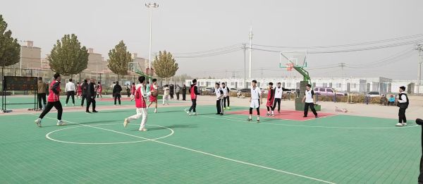 10201760960496655124.jpg 图为十二团“塔河杯”职工篮球比赛现场.jpg