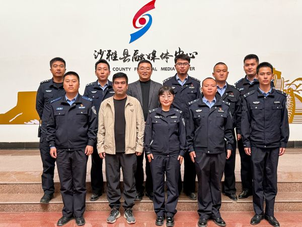 图为，沙雅县公安局宣传骨干民辅警与县融媒体中心工作人员合影留念，记录下警媒协作交流的重要时刻。 王舰摄.jpg