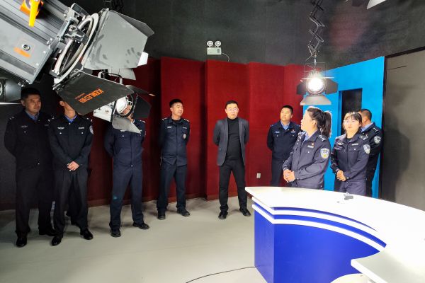 图为，沙雅县公安局宣传骨干民辅警与县融媒体中心工作人员合影留念，记录下警媒协作交流的重要时刻。 王舰摄1.jpg