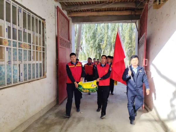 图为，央塔克协海尔乡派出所组织民警走进辖区看望孤寡老人，困难群众，为他们送去米面油等生活用品。胡兴涛摄.jpg