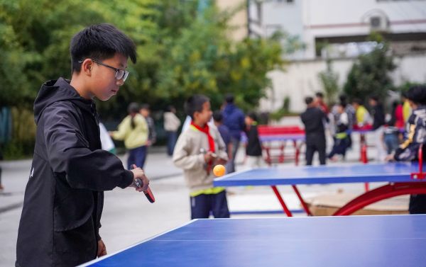 2025年10月21日，贵州省从江县第二民族中学乒乓球社团的学生在打乒乓球。.jpg
