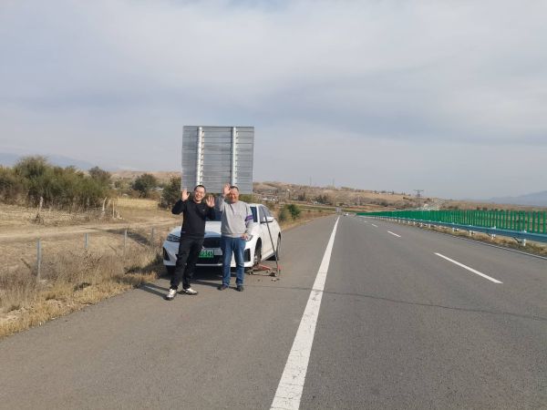 10221761135730523280.jpg 图二:车修好后,车主高兴的挥手致意.jpg