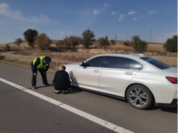 10221761135735863082.png 图一:执法人员上前热心查看车辆停驶情况.png